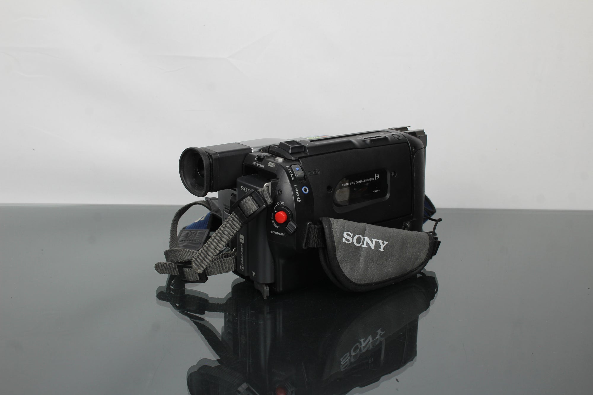 Sony Digital Handycam DCR-TR7000E Hi8