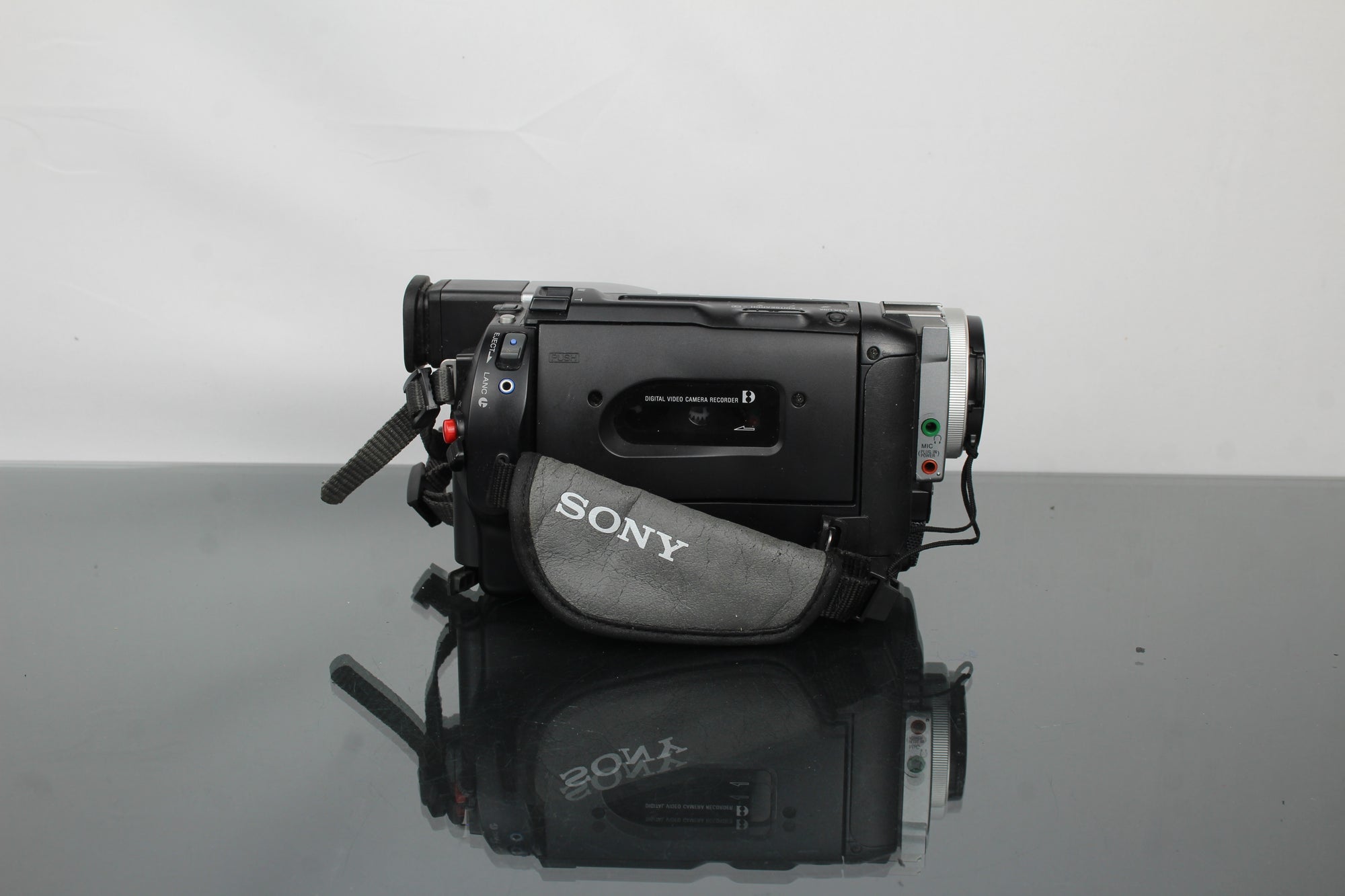 Sony Digital Handycam DCR-TR7000E Hi8