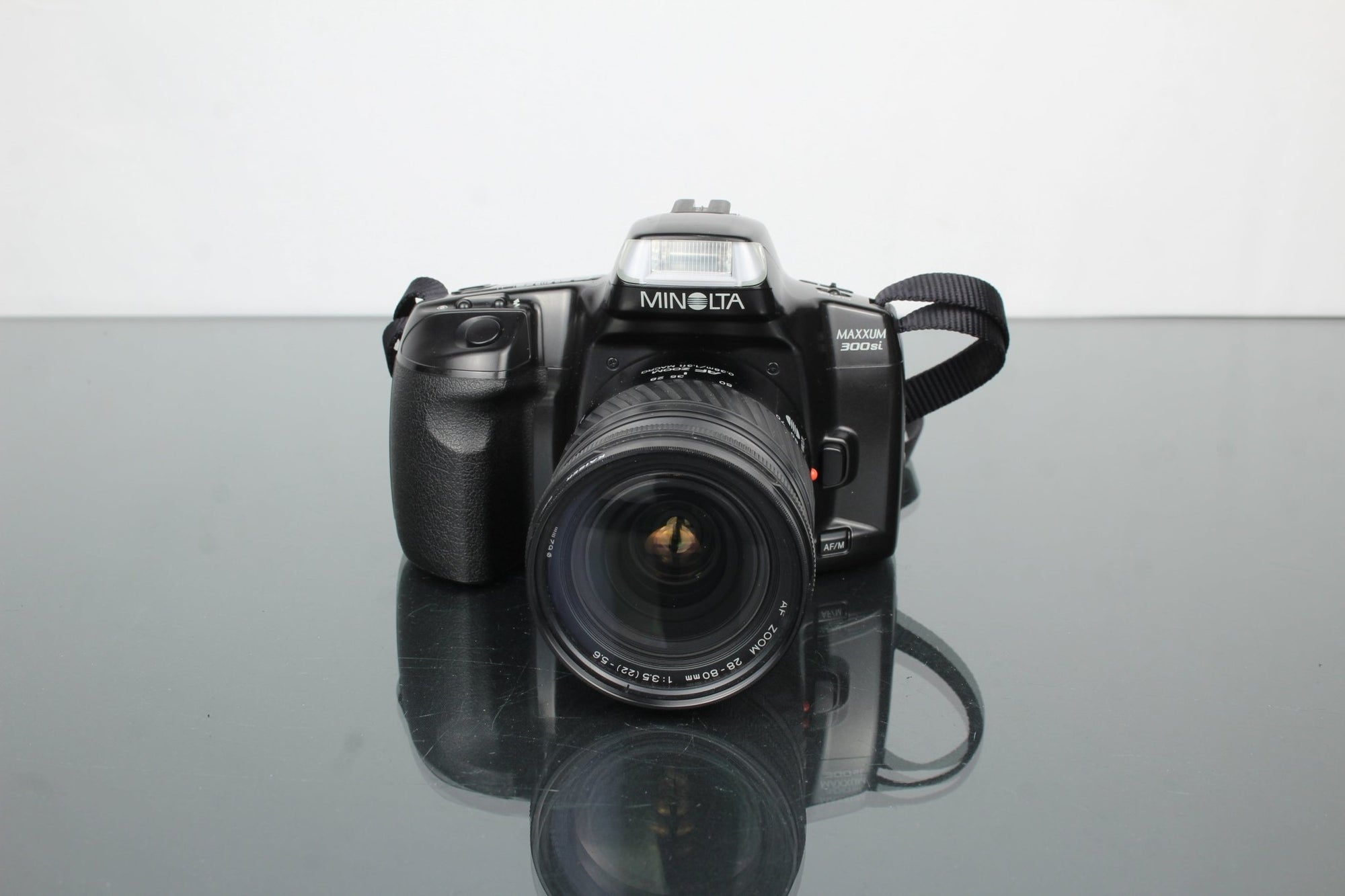 Minolta Maxxum 300si + Minolta AF Zoom 28 - 80mm - Dutch|Thrift