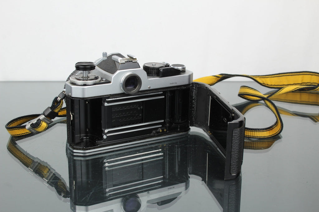 Nikon FE2 + Nikkor 35 - 70mm 1:3.3 - 4.5 lens - Dutch|Thrift