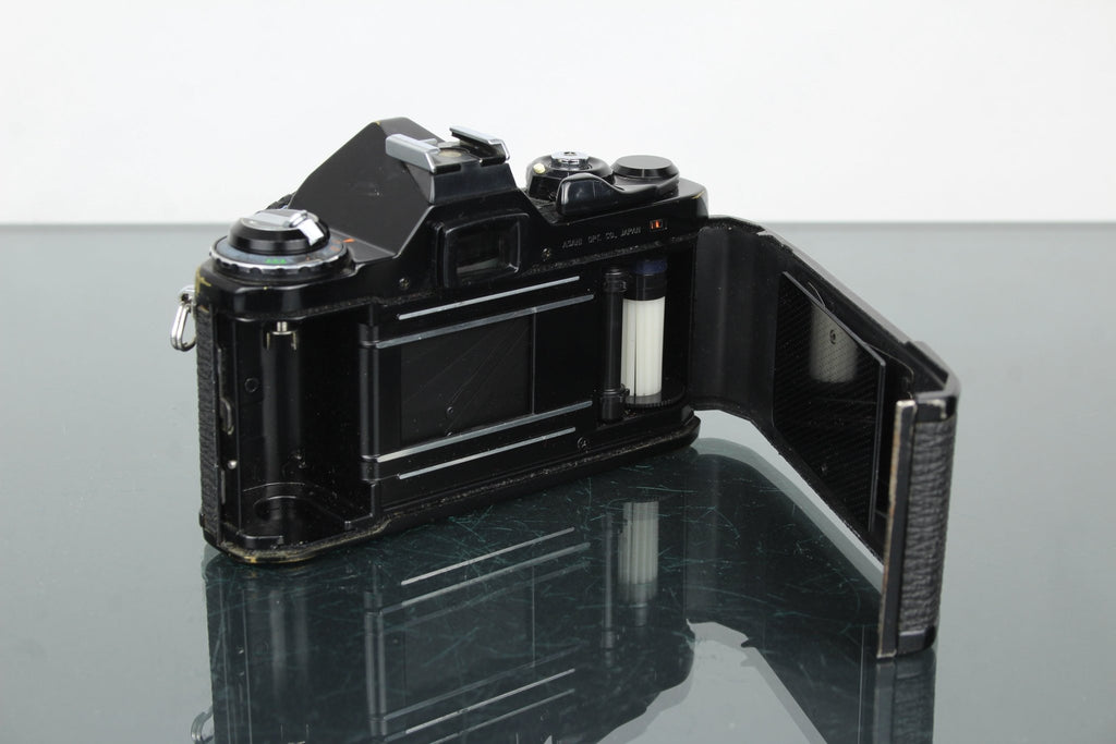 Pentax ME + Pentax smc 1:2.8 40mm lens - Dutch|Thrift